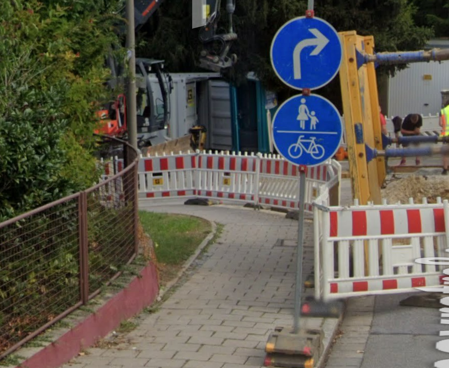 Straße frei, Gehweg dicht: Wenn die Baustelle Schilder würfelt